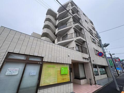 清潔感あふれるタイル張りの外観が魅力のマンション。周辺には生活施設が充実しており、子育て世代にも便利な立地です。