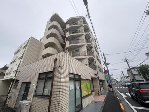 ベージュのタイルが美しい外観のマンション。周辺には歯科医院など生活施設が充実しており、子育てファミリーの毎日をサポートします。