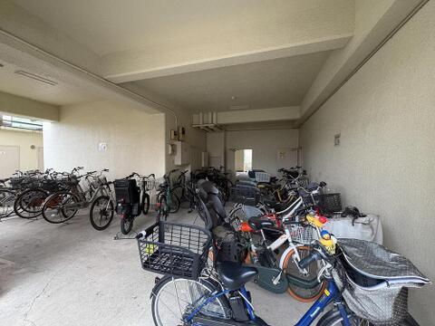 広々とした屋根付き駐輪場は、お子様との自転車移動が多いファミリーに嬉しいポイント。雨の日も安心、毎日の送り迎えやお買い物も快適です。
