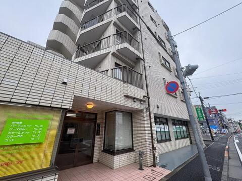 白を基調としたタイル張りの外観が美しい物件です。周辺には店舗が充実し、子育て世代にも嬉しい利便性の高い住環境。家族の毎日を彩る、快適な暮らしが叶います。