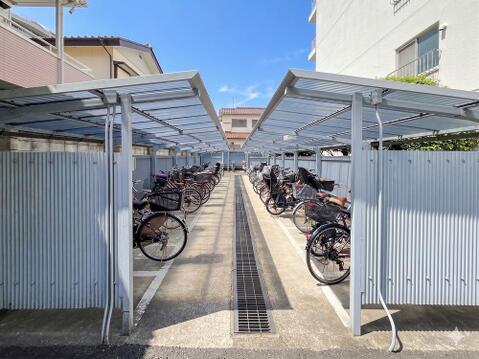 敷地内の駐輪場は、自転車を使う方にとって便利な設備です。整ったスペースで、通勤や通学にも安心して利用でき、日々の生活に利便性と快適さをプラスしてくれます。