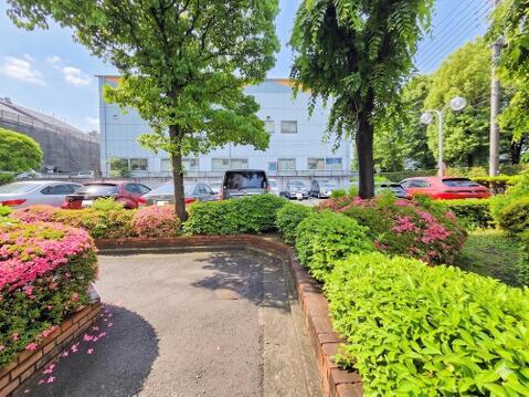 敷地内に駐車場があるため、車の移動がスムーズに行え、日常の外出が便利です。マンションの管理体制が整っており、防犯面でも安心して利用できる駐車場です。
