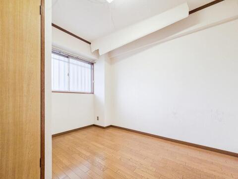 リフォーム前の写真です。子供部屋として、のびのびと過ごせる空間が魅力です。明るい日差しが差し込み、遊びや勉強に集中できる居心地の良い環境となります。