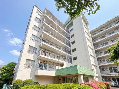 落ち着いた色調とデザインが特徴の外観は、住む人の心を和ませる上品な佇まい。高級感と清潔感が漂い、安心して暮らせる住環境を実感できます。