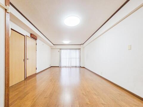 リフォーム前の状態ですが、ここからさらに美しく生まれ変わる予定です。新しい内装や設備で、明るく快適な住まいへとリニューアルされる過程を楽しみにしていただけます。