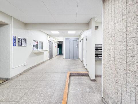 エレベーターが備わっているため、上層階への移動も快適です。年配の方や小さなお子様がいるご家庭にも安心の設備で、暮らしやすい住環境が整っています。