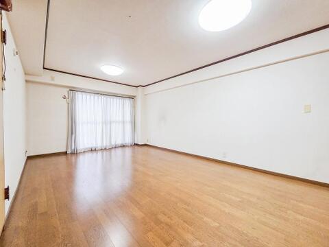 現状の写真ですが、これからリフォームが施されて新しい魅力が引き出される予定です。住まいがどのように生まれ変わるか、理想の住環境が実現する過程をぜひご期待ください。