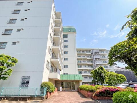存在感のある外観が特徴のマンション。落ち着いたデザインとしっかりとした構造が安心感をもたらし、住まいとしての信頼性が感じられる美しい造りです。