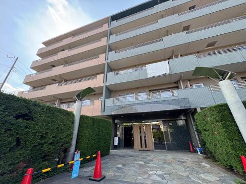 緑豊かなアプローチが、家族の帰りを優しく迎えます。快適な暮らしを育む住まいです。
