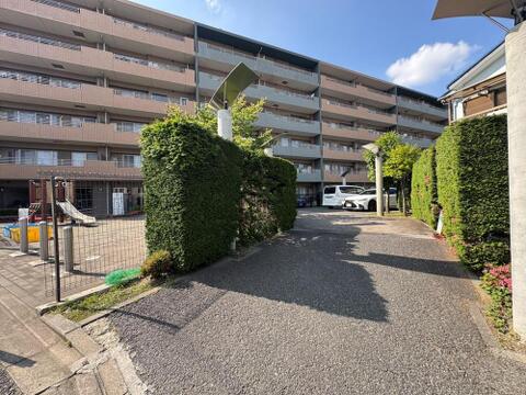 敷地内駐車場も確保されており、家族のお出かけもスムーズに。子育て世代に嬉しい環境です。