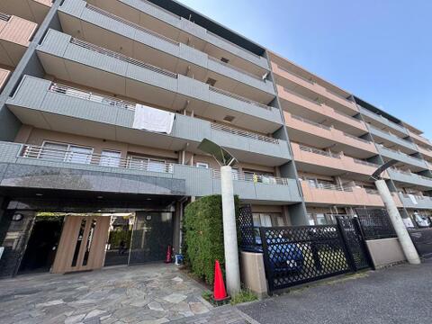 穏やかな陽射しが心地よい、ファミリーに嬉しいマンションです。6月にフルリノベーション完了予定です。