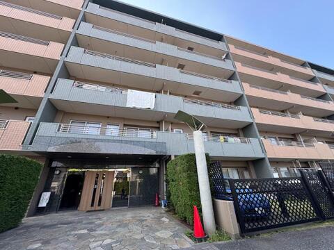 広々としたバルコニーからは、家族の笑顔がこぼれる毎日が想像できます。ペットOKなので大切な家族と暮らせます。