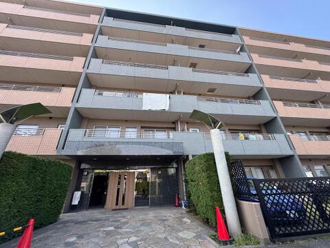 陽光が降り注ぐ、開放的な外観が魅力のマンションです。広々としたバルコニーでは、家族の洗濯物も気持ちよく乾かせ、日々の家事もスムーズに。家族の笑顔が溢れる新生活を。