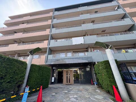 落ち着いた色合いと洗練されたデザインが魅力のマンションです。