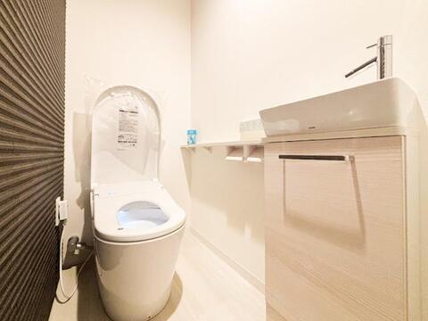 ウォシュレット機能付きトイレで、毎日の暮らしがより快適に。温水洗浄で清潔感が保たれ、家族全員が心地よく使える設備が整っています。お掃除も楽になり、快適な住まいをサポートします。