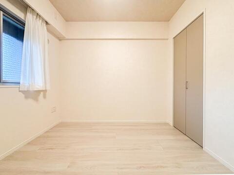 広々とした居室は、たっぷりと日差しが差し込み、ゆったりとしたくつろぎのひとときを楽しめる空間です。清潔感と快適さが保たれており、穏やかで心地よい毎日を支えてくれます。