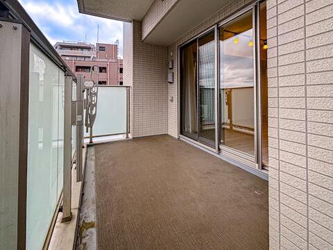 広々としたバルコニーは、植物やインテリアを楽しむスペースにぴったり。風通しが良く、晴れた日には日向ぼっこが楽しめる快適な空間です。季節ごとの変化を感じながらリラックスしたひとときを過ごせます。