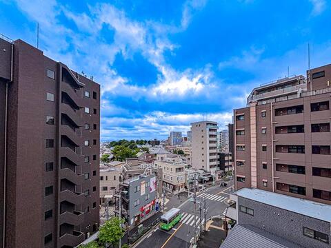 眺望が魅力の住まいで、窓からの景色が心を癒してくれます。季節ごとに移ろう風景を楽しめ、心安らぐ時間が流れる空間が広がります。毎日の生活に豊かさを与えてくれる場所です。