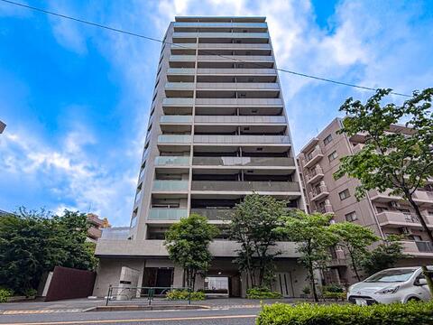 ワンフロアで完結する生活動線が魅力のマンション。階段の上り下りがないフラットな設計で、日々の家事や移動がスムーズです。管理体制がしっかりしているため、共用部分も美しく保たれており、快適に暮らせます。