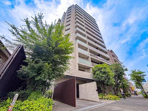 上品で落ち着きのある佇まいが、住む人に安心感を与えてくれるマンションです。しっかりとした造りが信頼を感じさせ、快適で心地よい住環境が整っています。
