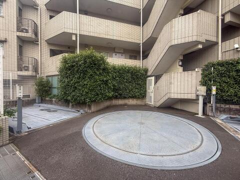 敷地内に機械式駐車場を完備しており、円形ターンテーブルで駐車もスムーズです。