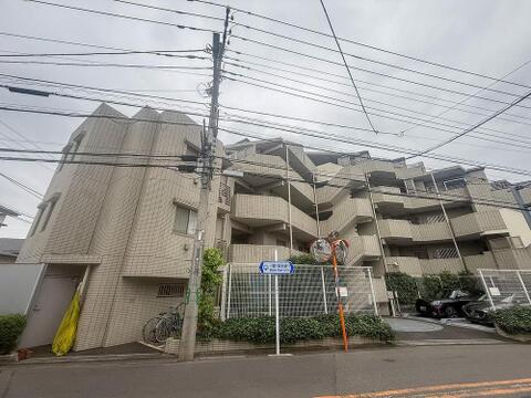 各住戸へ続く開放的な階段は、お子様との毎日の上り下りも楽しく、家族の暮らしに彩りを添えます。