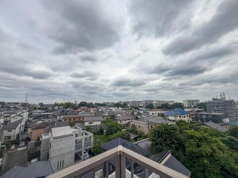 バルコニーからの爽快な眺望。周囲に高い建物がなく遠くまで見渡せるため、毎日の開放感を味わえます。