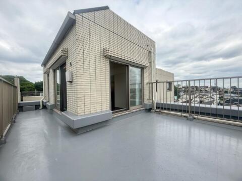 室内からフラットに出入りできる広々としたルーフバルコニー。ペントハウスのような特別感を味わえます。