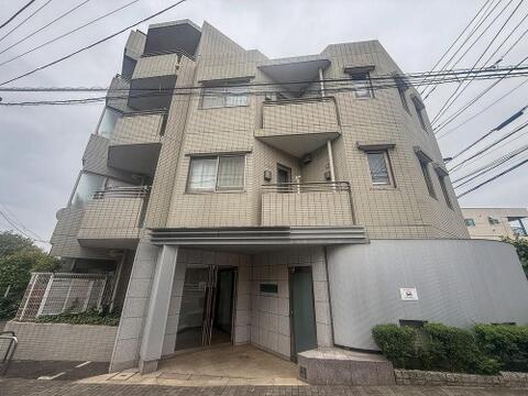 都会的で洗練された外観デザインが特徴のマンション。多様なバルコニー配置が、家族それぞれのライフスタイルに寄り添う住空間を予感させます。