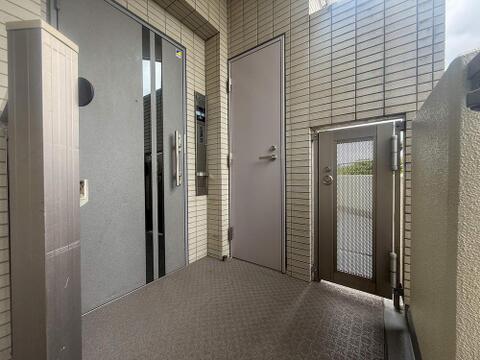 戸建て感覚を味わえる、門扉付きのプライベートな玄関ポーチ。防犯性や独立性を高める嬉しい設計です。