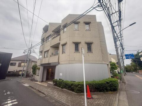 タイル貼りの外壁が美しい、落ち着いた雰囲気のマンションです。ゆとりのある周辺環境は、お子様とのびのび暮らしたいご家族に最適です。
