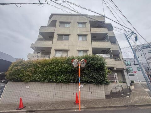 開放的なバルコニーは、光と風を採り入れ、家族の洗濯物も快適です。穏やかな住環境で、子育て世代にもおすすめです。