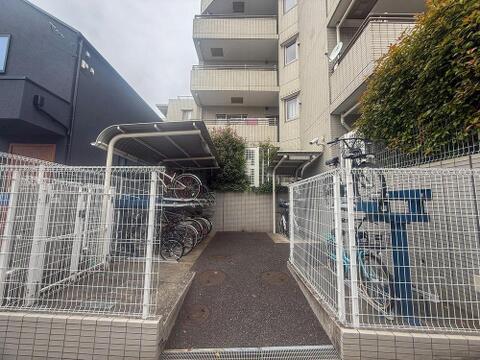 屋根付きの駐輪場を完備しており、雨の日も安心です。お子様の自転車も複数台停められ、ご家族でのサイクリングも楽しめます。