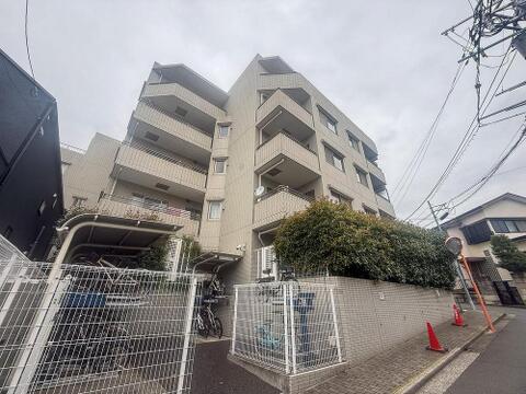 落ち着いた色合いの外観が魅力のマンション。屋根付き駐輪場も完備しており、お子様との自転車移動も安心です。