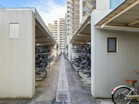 敷地内の駐輪場は、自転車を使う方にとって便利な設備です。整ったスペースで、通勤や通学にも安心して利用でき、日々の生活に利便性と快適さをプラスしてくれます。
