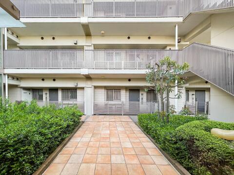 ワンフロアで完結する生活動線が魅力のマンション。階段の上り下りがないフラットな設計で、日々の家事や移動がスムーズです。管理体制がしっかりしているため、共用部分も美しく保たれており、快適に暮らせます。