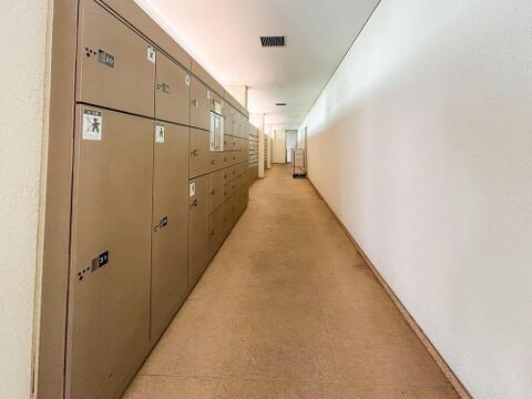 便利な宅配ボックスが設置され、日中留守でも荷物を受け取れます。ネットショッピングの普及により、荷物の受け取りがスムーズに行え、忙しい毎日をサポート。時間に縛られることなく、快適な生活が実現します。