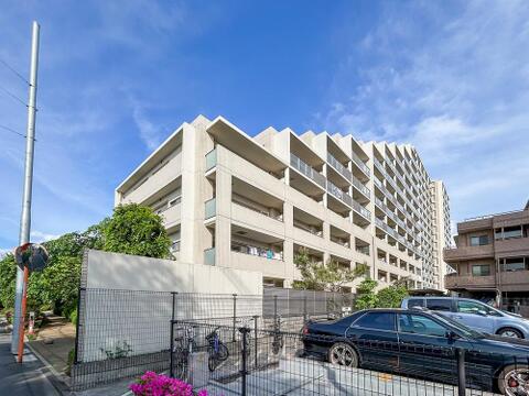 落ち着いた色調とデザインが特徴の外観は、住む人の心を和ませる上品な佇まい。高級感と清潔感が漂い、安心して暮らせる住環境を実感できます。