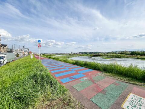 四季折々の自然を感じられる、緑豊かな住環境が魅力の物件です。静かで穏やかな空気が流れ、日々の暮らしの中で癒しを感じられる、心地よい住まいが広がっています。
