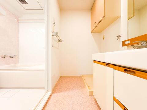※リフォーム前の写真になります。ゆったりとした使いやすい洗面空間。プロの技術によって、デザイン性と機能性を兼ね備えた最新水回りへと生まれ変わります。綺麗に整った新生活を今から楽しみに。