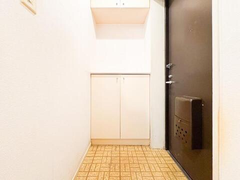 ※リフォーム前の写真になります。上下セパレートの収納が便利な玄関。プロの手によるリフォームで、洗練された「家の顔」へと美しく生まれ変わります。新しいお出迎えの空間の完成が楽しみな一室。