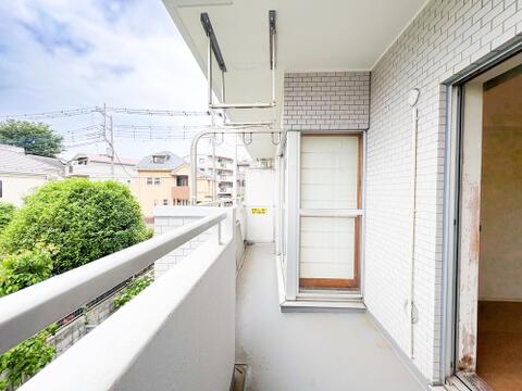 空と緑を望む、開放感にあふれた広々バルコニー。プロの手によるリフォーム・美装を経て、毎日の洗濯やホッとするひと時をさらに心地よく過ごせる空間へと生まれ変わります。