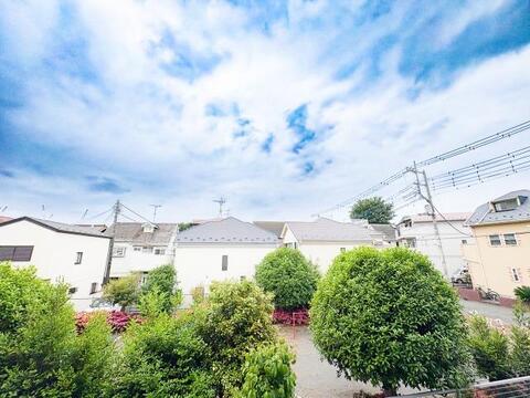 目の前に広がる豊かな緑と、大きな青空を遮るものなく見渡せる贅沢な眺望です。プロのリフォームで新しく生まれ変わる快適なお部屋から、この素晴らしい景色を毎日楽しめる新生活をぜひご期待ください。