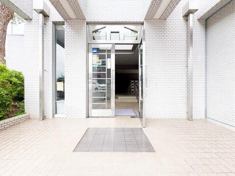 清潔感ある共用エントランスが来訪者を温かく迎えます。管理が行き届いた住環境を反映した、住む人に毎日安心感と誇らしさをもたらす印象的なエントランスです。