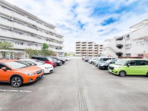 敷地内に駐車場があり、自家用車の利用がいつでもスムーズです。駐車場の設備がしっかりと整っており、車通勤や日常のドライブを毎日快適にサポートします。(空き状況は都度確認いたします)