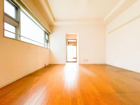 ※リフォーム前の写真になります。明るい光が差し込む広々とした空間。リフォーム前の今だからこそ、プロの手で理想の住まいへと美しく生まれ変わる楽しみに胸が膨らみます。