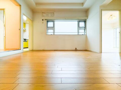 ※リフォーム前の写真になります。陽当り良好なポテンシャルの高い一室。これからプロの手でデザイン性と機能性を備えた空間へと一新されます。劇的な変化が今から楽しみな住まい。