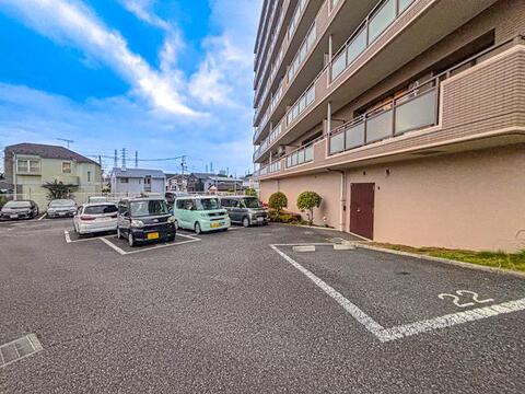 広めのカースペースがあり、大きな車でも駐車がラクラク。ゆとりのあるスペース設計で、荷物の積み下ろしもスムーズに行えます。日々の生活に便利さと安心感をもたらしてくれる駐車スペースです。