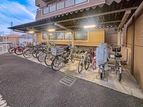 敷地内の駐輪場は、自転車を使う方にとって便利な設備です。整ったスペースで、通勤や通学にも安心して利用でき、日々の生活に利便性と快適さをプラスしてくれます。