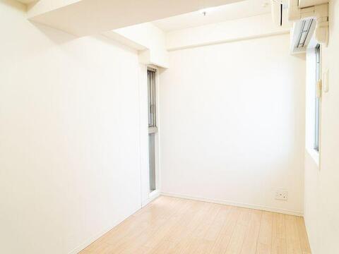 白を基調としたクリーンな内装に、ナチュラルな木目が映える美しい室内。